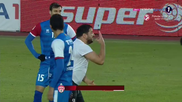 S-a pus pe jos, a inceput sa bata cu pumnii in pamant si sa zbiere la jucatorii sai! Imagini incredibile cu Croitoru dupa ce Botosani a fost egalata la ultima faza_11