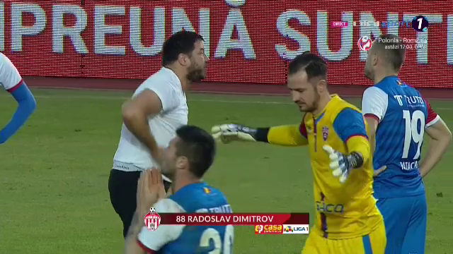 S-a pus pe jos, a inceput sa bata cu pumnii in pamant si sa zbiere la jucatorii sai! Imagini incredibile cu Croitoru dupa ce Botosani a fost egalata la ultima faza_13