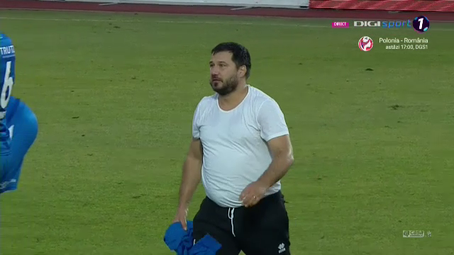 S-a pus pe jos, a inceput sa bata cu pumnii in pamant si sa zbiere la jucatorii sai! Imagini incredibile cu Croitoru dupa ce Botosani a fost egalata la ultima faza_16