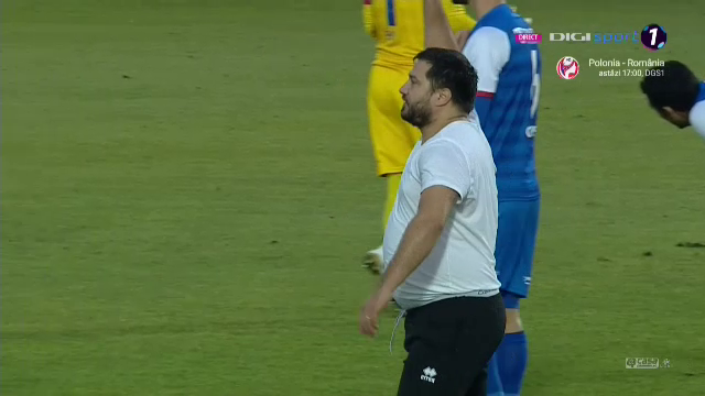 S-a pus pe jos, a inceput sa bata cu pumnii in pamant si sa zbiere la jucatorii sai! Imagini incredibile cu Croitoru dupa ce Botosani a fost egalata la ultima faza_17