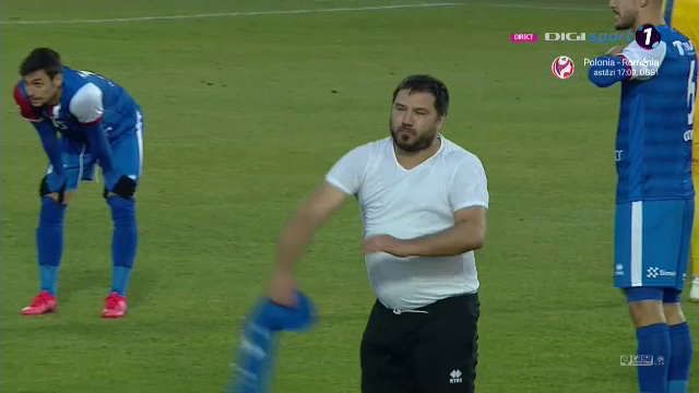 S-a pus pe jos, a inceput sa bata cu pumnii in pamant si sa zbiere la jucatorii sai! Imagini incredibile cu Croitoru dupa ce Botosani a fost egalata la ultima faza_18