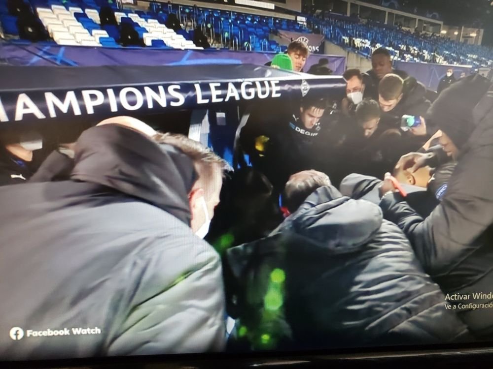 Imagini FABULOASE de la Madrid! Jucatorii lui Gladbach s-au grabit la finalul meciului sa urmareasca partida Inter - Sahtior! Cum au reactionat la final_2
