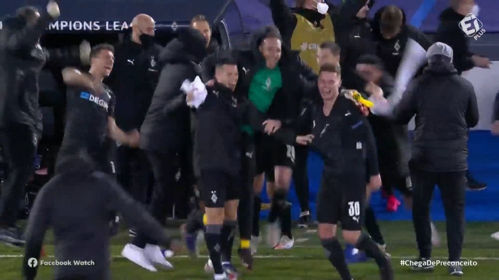 Imagini FABULOASE de la Madrid! Jucatorii lui Gladbach s-au grabit la finalul meciului sa urmareasca partida Inter - Sahtior! Cum au reactionat la final_3
