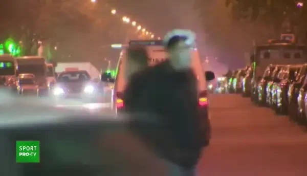 Ultrasii lui Dinamo, SHOW INCENDIAR cand au vazut autocarul echipei! Ce au facut in mijlocul soselei