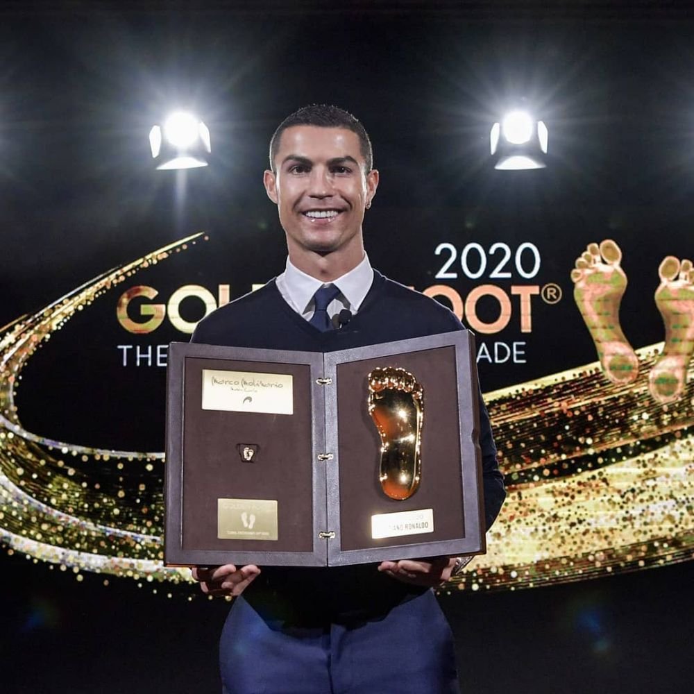 De data asta a ZAMBIT! :) Trofeul la care Ronaldo i-a depasit pe Lewandowski si Leo Messi_2