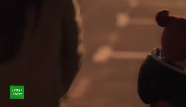 Mai emotionant decat KO-UL EPIC pe care i l-a dat lui Badr Hari! Benny, asteptat la aeroport de sotie si copil! Ce reactie a avut cand i-a vazut