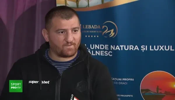 Morosanu a venit cu un cadou surpriza pentru Benny! Reactie de MILIOANE a luptatorului dupa ce a vazut ce se afla in cutie! Cred ca si antrenorul accepta! :)