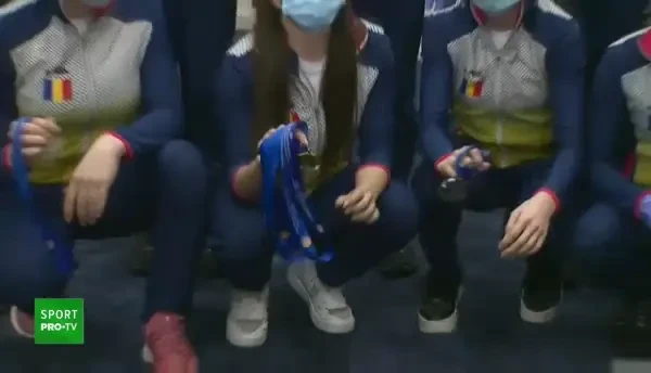 Moment GENIAL pentru campioanele de la gimnastica pe aeroport! Au colindat si s-au folosit de MEDALII in locul clopoteilor. VIDEO