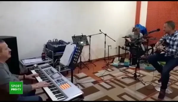 Fanii Universitatii Cluj au fost colindati de jucatori! Cel mai tare a fost antrenorul Costel Enache: colinda ca in povesti