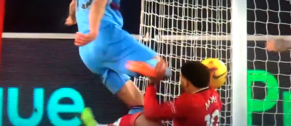 Imaginile care fac inconjurul lumii! Incident SOCANT in Premier League: i-a sutat in CAP adversarului dupa ce a ratat mingea! Ce a putut sa se intample