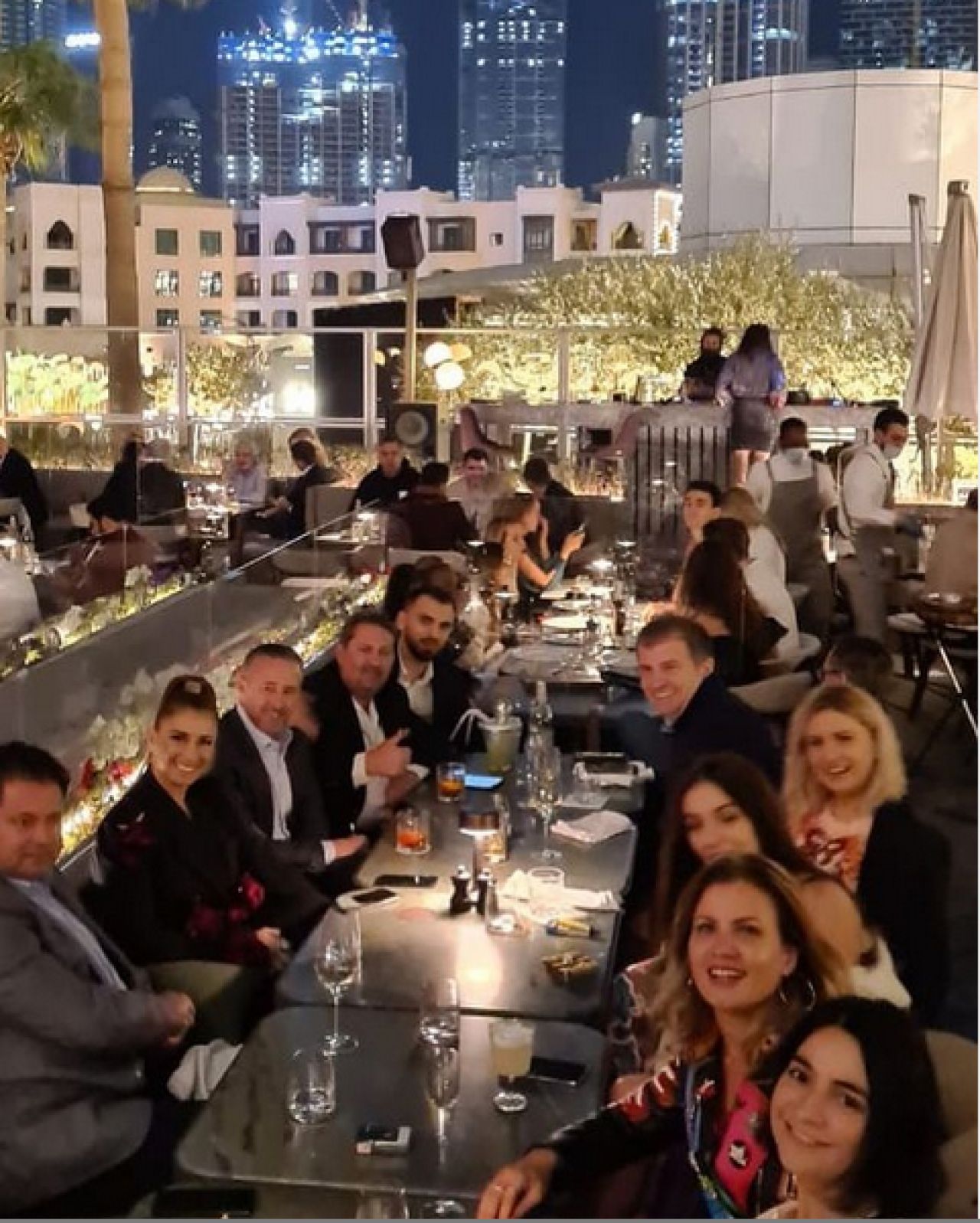 Pe asta n-o vedea nimeni venind! :) Cu cine s-a pozat Anamaria Prodan in Dubai: