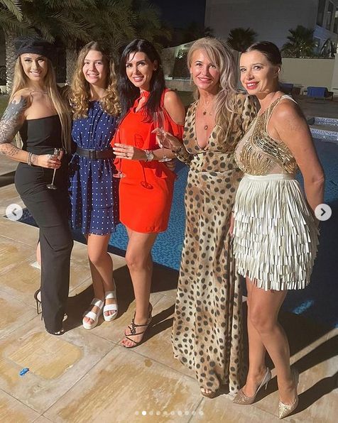 Pe asta n-o vedea nimeni venind! :) Cu cine s-a pozat Anamaria Prodan in Dubai: