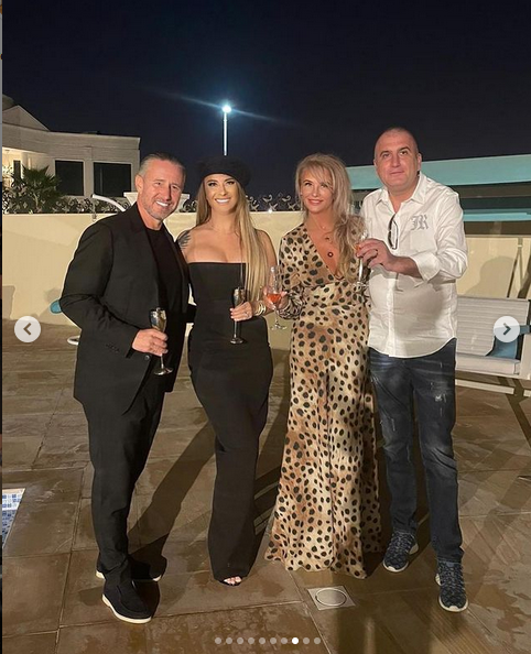 Pe asta n-o vedea nimeni venind! :) Cu cine s-a pozat Anamaria Prodan in Dubai: 