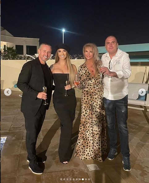 Pe asta n-o vedea nimeni venind! :) Cu cine s-a pozat Anamaria Prodan in Dubai: