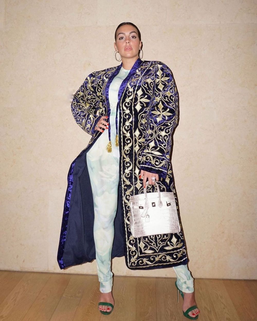 Masca textila care poate neutraliza coronavirusul! Accesoriul INCREDIBIL cu care superba Georgina a mers la gala din Dubai! Cum arata si cat costa_12