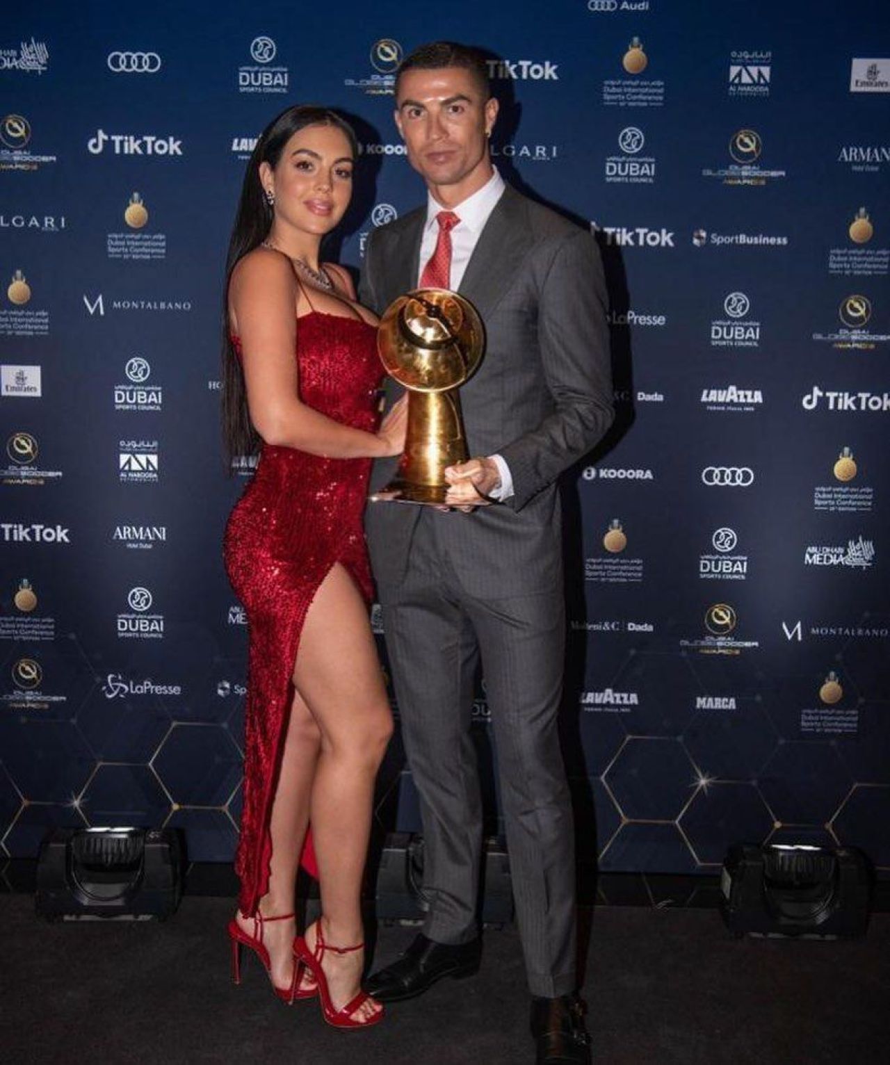 Masca textila care poate neutraliza coronavirusul! Accesoriul INCREDIBIL cu care superba Georgina a mers la gala din Dubai! Cum arata si cat costa_13