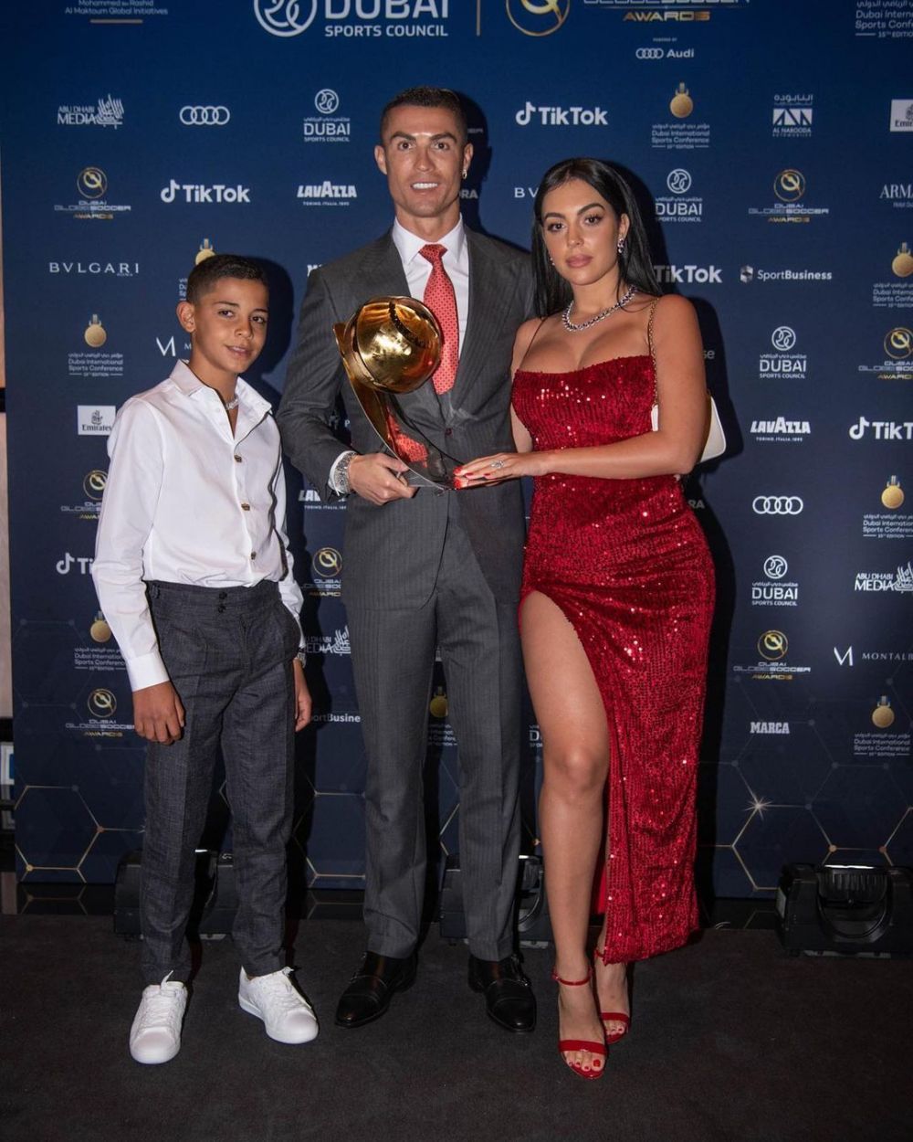 Masca textila care poate neutraliza coronavirusul! Accesoriul INCREDIBIL cu care superba Georgina a mers la gala din Dubai! Cum arata si cat costa_14