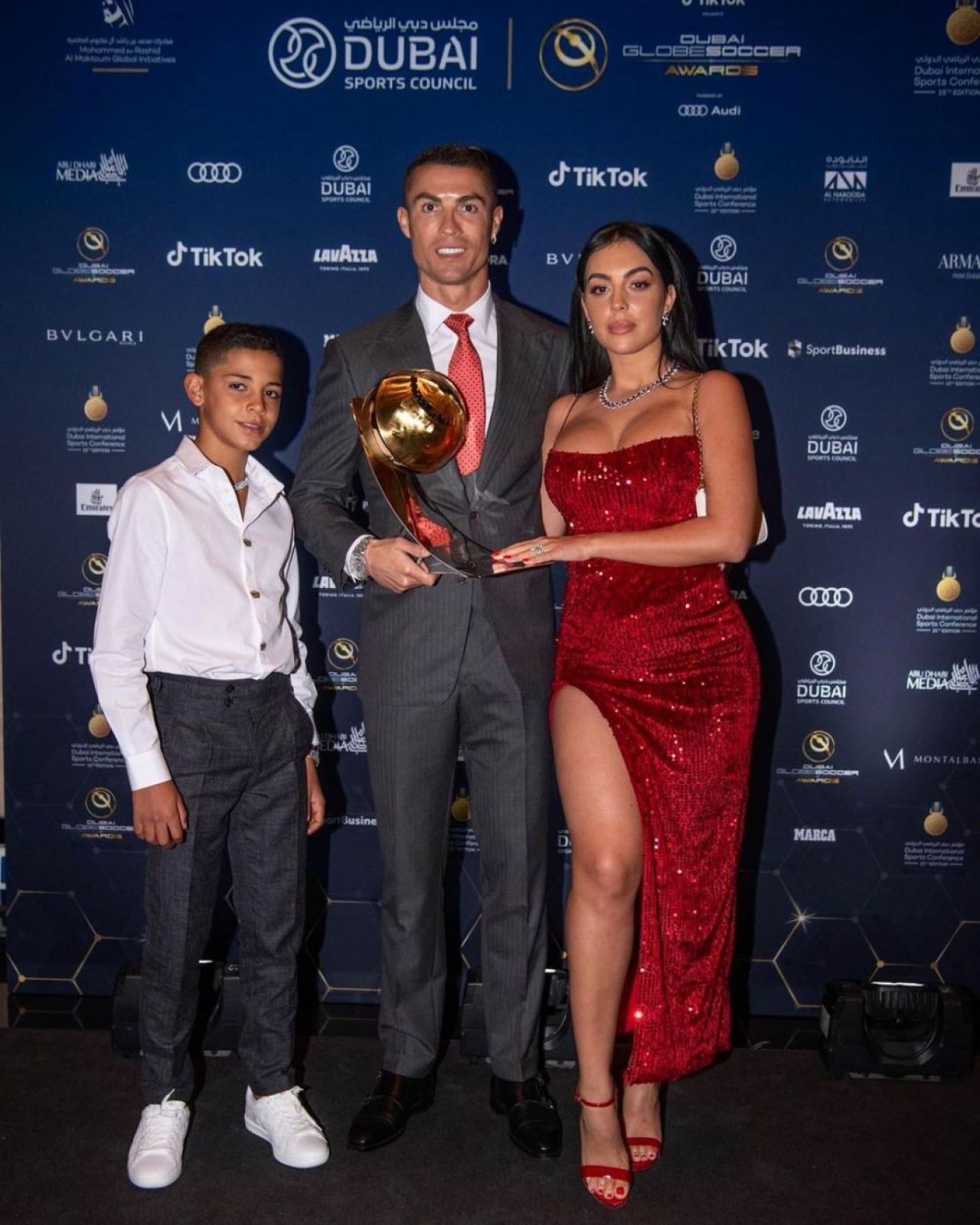 Masca textila care poate neutraliza coronavirusul! Accesoriul INCREDIBIL cu care superba Georgina a mers la gala din Dubai! Cum arata si cat costa_15