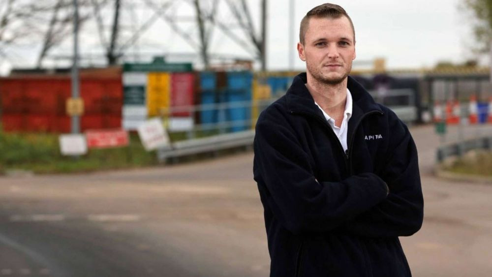 El e omul care a aruncat 100 de milioane de dolari la GUNOI! Oricine poate acum sa-i gaseasca! Ce gafa colosala a putut sa faca