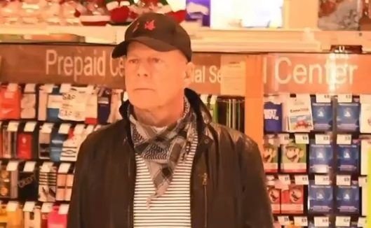 Un actor GIGANTIC a fost prins fara masca intr-o farmacie. Reactia de FURIE a oamenilor din jur si scuza PENIBILA a vedetei