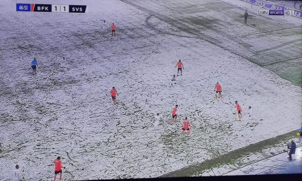 Camuflarea perfecta nu exis...:) Jucatorii NU S-AU MAI VAZUT pe teren din cauza zapezii! Imagini incredibile din Turcia_2