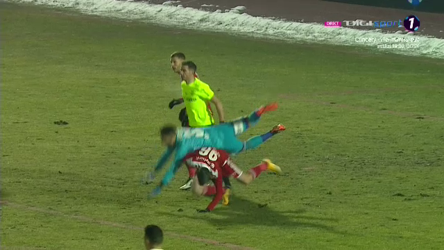 Si-a lasat coechipierul la PAMANT! Florin Stefan, scos cu AMBULANTA de pe teren dupa o ciocnire dura cu Niczuly