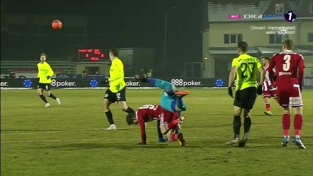 Si-a lasat coechipierul la PAMANT! Florin Stefan, scos cu AMBULANTA de pe teren dupa o ciocnire dura cu Niczuly_4