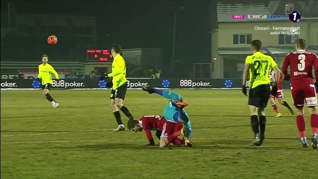 Si-a lasat coechipierul la PAMANT! Florin Stefan, scos cu AMBULANTA de pe teren dupa o ciocnire dura cu Niczuly_5
