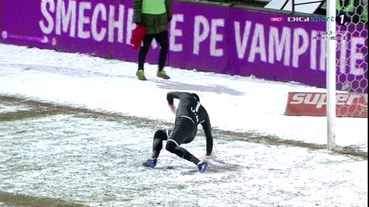 Zapada face PRIMA VICTIMA in Liga 1! Lazar s-a ACCIDENTAT dupa ce a alunecat si a fost inlocuit! Ce a patit portarul Astrei_14