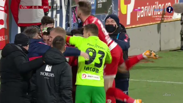 Zlatan, baby! Gol MINUNAT pentru noul brazilian din Liga 1! Executia DE KARATE a aruncat stadionul GOL in aer. Cum a marcat Roger pentru UTA_3