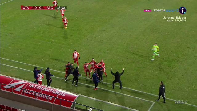 Zlatan, baby! Gol MINUNAT pentru noul brazilian din Liga 1! Executia DE KARATE a aruncat stadionul GOL in aer. Cum a marcat Roger pentru UTA_25