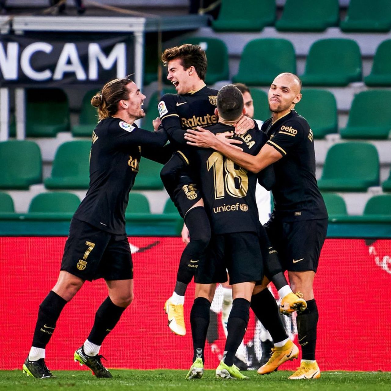 Bateti-o pe asta: a dat Puig gol CU CAPUL pentru Barcelona! :)) Bucurie ca la finala Champions League dupa ce pustiul de 1,69 a inscris la Elche! Atletico NU se mai vede in fata_5