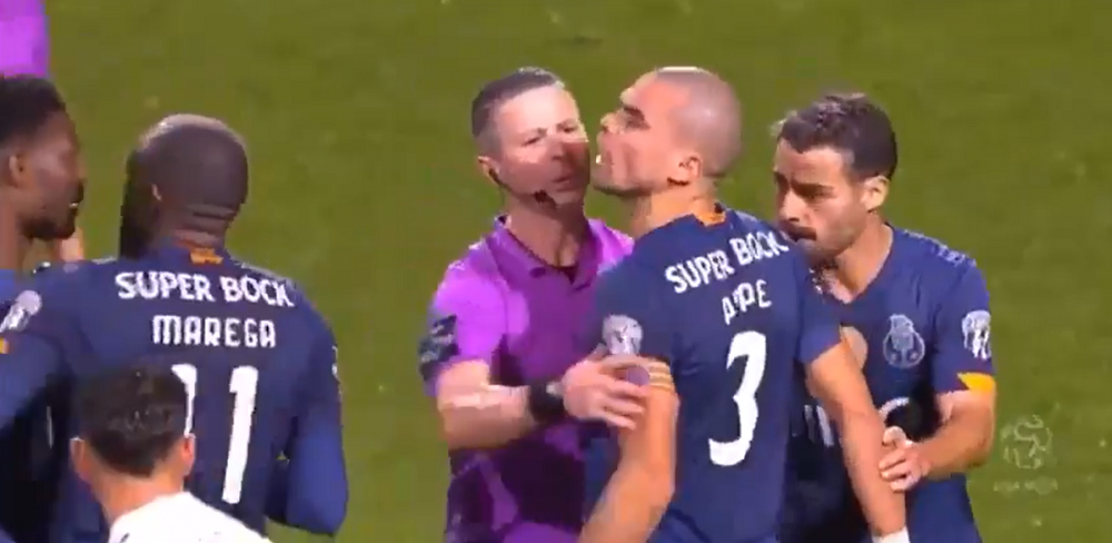Aproape s-au luat la BATAIE pe teren! Pepe si coechipierul sau, SCANDAL URIAS la finalul meciului! Arbitrul i-a separat