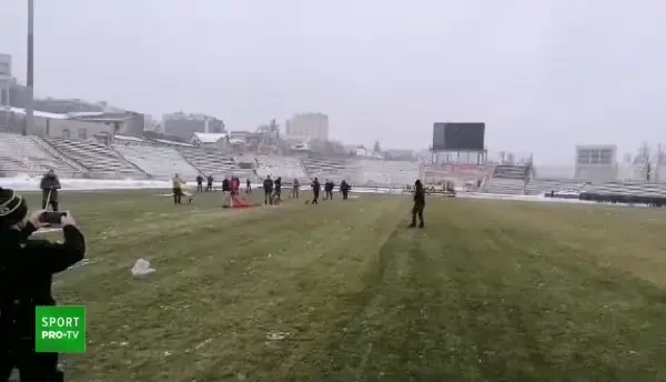 ULTIMA ORA: Misiune indeplinita! Fanii dinamovisti au reusit sa inlature zapada de pe gazon inaintea meciului cu Gaz Metan