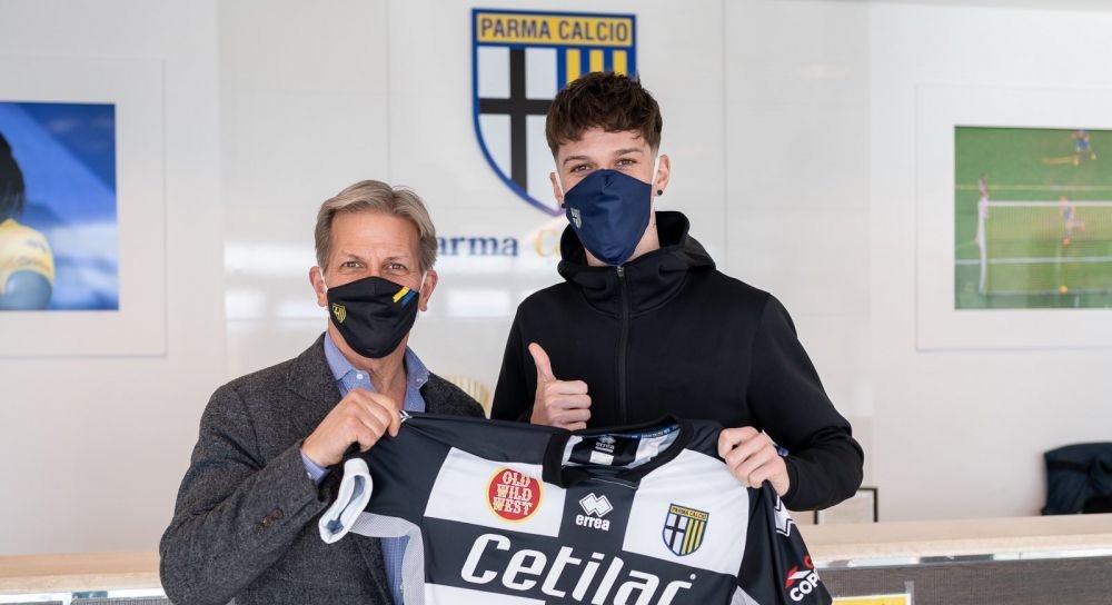 Primele imagini cu Dennis Man dupa ce a SEMNAT cu Parma! S-a pozat alaturi de patronul miliardar cu care Gigi Becali a negociat transferul&nbsp;