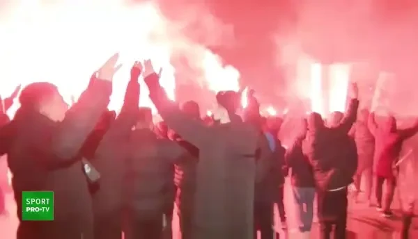Faceti cheta sa jucati / De liga a 2-a nu scapati! FOC IN BERCENI la plecarea FCSB spre derby-ul cu Dinamo! Ce au facut suporterii in fata jucatorilor lui Becali
