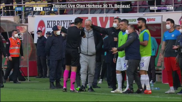 Momente ULUITOARE la meciul lui Sumudica! A luat gol in minutul 96, apoi s-a declansat NEBUNIA totala: mai era un pas pana la bataie generala din cauza unui fost stelist! Ce s-a intamplat_3