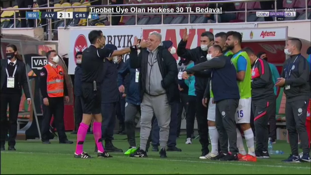 Momente ULUITOARE la meciul lui Sumudica! A luat gol in minutul 96, apoi s-a declansat NEBUNIA totala: mai era un pas pana la bataie generala din cauza unui fost stelist! Ce s-a intamplat_4