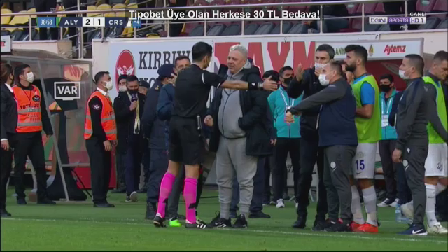 Momente ULUITOARE la meciul lui Sumudica! A luat gol in minutul 96, apoi s-a declansat NEBUNIA totala: mai era un pas pana la bataie generala din cauza unui fost stelist! Ce s-a intamplat_6