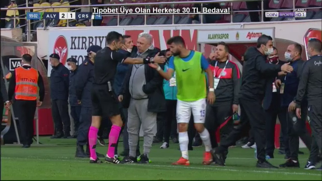 Momente ULUITOARE la meciul lui Sumudica! A luat gol in minutul 96, apoi s-a declansat NEBUNIA totala: mai era un pas pana la bataie generala din cauza unui fost stelist! Ce s-a intamplat_8