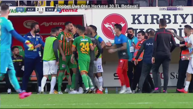 Momente ULUITOARE la meciul lui Sumudica! A luat gol in minutul 96, apoi s-a declansat NEBUNIA totala: mai era un pas pana la bataie generala din cauza unui fost stelist! Ce s-a intamplat_25