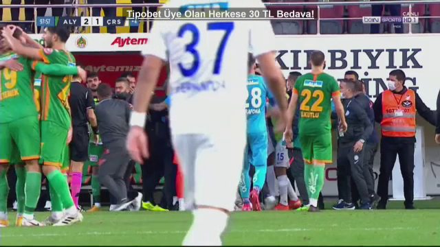 Momente ULUITOARE la meciul lui Sumudica! A luat gol in minutul 96, apoi s-a declansat NEBUNIA totala: mai era un pas pana la bataie generala din cauza unui fost stelist! Ce s-a intamplat_27