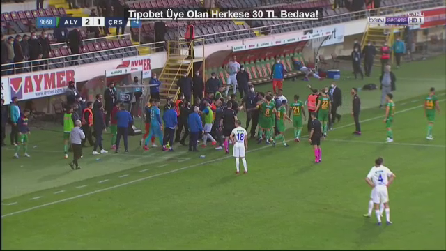 Momente ULUITOARE la meciul lui Sumudica! A luat gol in minutul 96, apoi s-a declansat NEBUNIA totala: mai era un pas pana la bataie generala din cauza unui fost stelist! Ce s-a intamplat_55