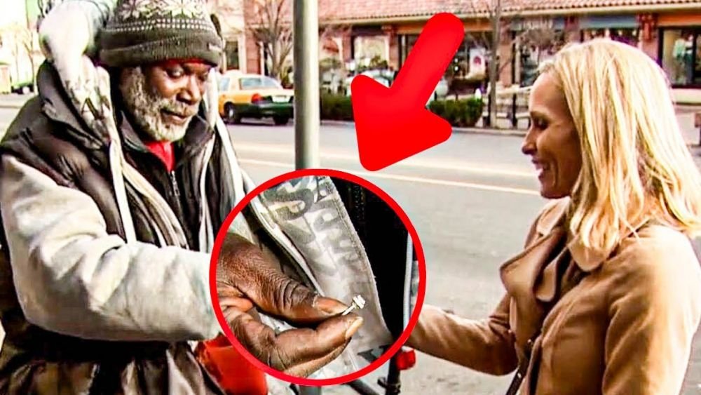 Cine ar mai fi facut asa ceva?! Ce i s-a intamplat omului fara adapost care a dat inapoi un inel de 4000 de $ pierdut de o tanara! Ce a urmat e absolut fabulos_3