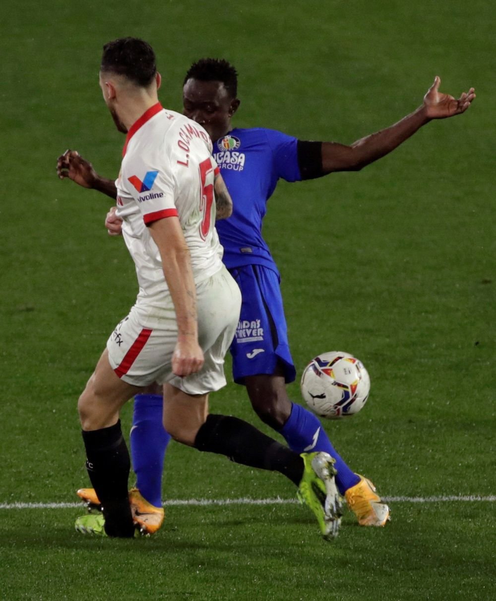 Atentie, imagini DURE! E faza care face inconjurul lumii: Ocampos a fost SCOS PE TARGA dupa un atac teribil! NEBUNIE in Sevilla - Getafe_5