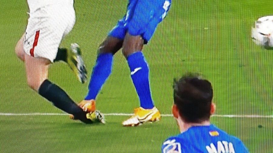 Atentie, imagini DURE! E faza care face inconjurul lumii: Ocampos a fost SCOS PE TARGA dupa un atac teribil! NEBUNIE in Sevilla - Getafe_6