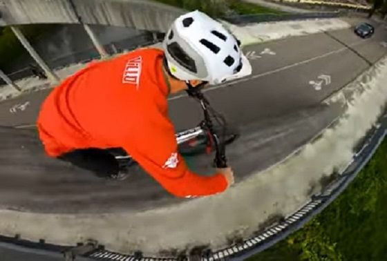 Cursa halucinanta pe doua roti! Mori de frica doar daca privesti imaginile. Unde a putut sa se urce biciclistul