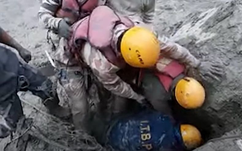 Acum nici sfarsitul lumii nu-l mai poate ucide. Reactia barbatului care a fost scos viu din noroi. Tsunamiul Himalaya a devastat tot