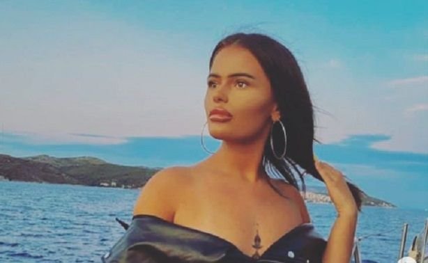 Ce nebunie! Cum arata adolescenta parasita de iubit pentru tatal ei. Tanara a devenit si matusa