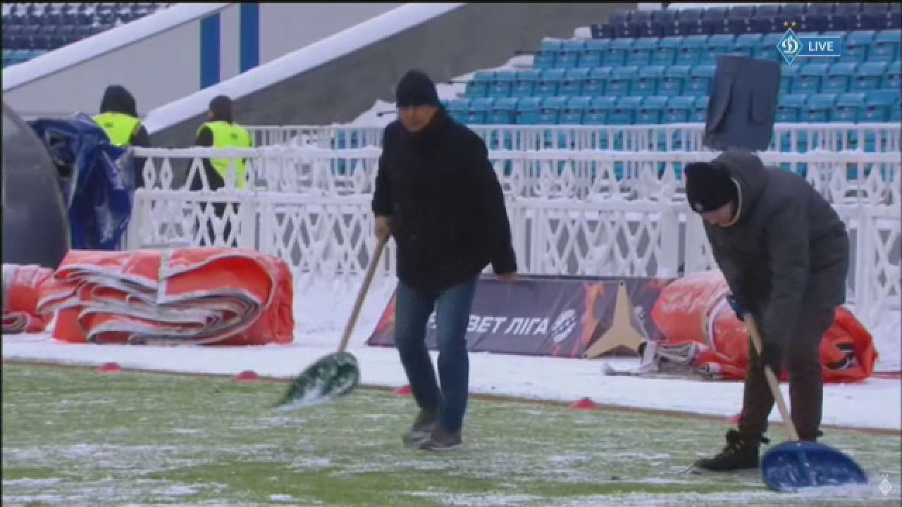 Imaginile care fac inconjurul Europei! Lucescu a pus mana pe LOPATA si s-a apucat sa dea zapada de pe gazon la meciul lui Dinamo! Video senzational_1